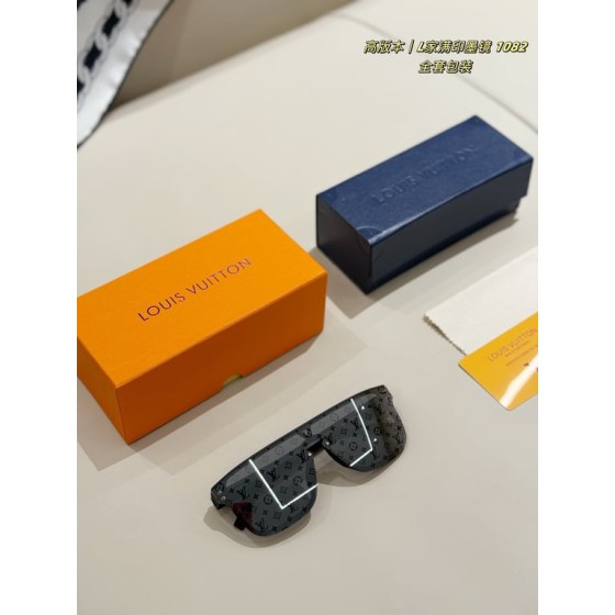 LV Monogram Shield Sunglasses (Z1082E)